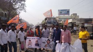 Read more about the article महाराष्ट्र नवनिर्माण सेनेच्या वतीने राज्यपाल कोशयारी ने छत्रपती श्री शिवाजी महाराज यांच्या बाबत केलेल्या वक्तव्याचा जाहीर निषेध, फोटोला जोडेमारत धोतर फाडो आंदोलन