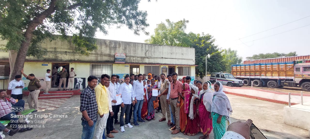 Read more about the article नागाई येथील अवैध दारूविक्री बंद करा, मनसे च्या नेतृत्वात नागरिकांसह महिलांची वडकी पो. स्टे. वर धडक [ खुलेआम दारूचा महापूर, नागाई येथील सरपंचा महिलासह महिलांना नाहक त्रास ]