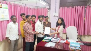 Read more about the article कंत्राटदारावर कारवाई करा अन्यथा आमरण उपोषणाची परवानगी द्या: पीडित कामगारांचे जिल्हाधिकारी यांना निवेदन