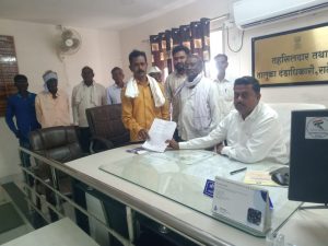 Read more about the article मौजा कारेगाव चे पुनर्वसन करण्यासाठी सरपंचासह गावकऱ्यांचे तहसीलदार यांना निवेदन