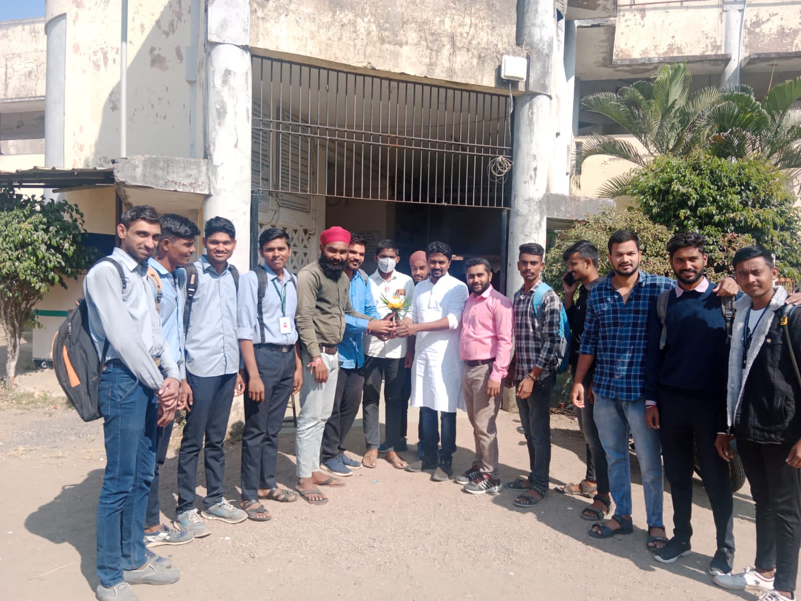 Read more about the article कारंजा येथे डॉ. धनवटे यांचे स्वागत,तिसऱ्यांदा मिळविले सिनेट निवडणुकीत यश.