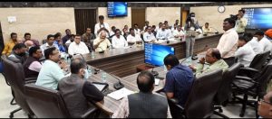 Read more about the article शेतकऱ्यांच्या वनविभाग संदर्भात आ,प्रा डॉ अशोक उईके यांची वनमंत्री मुनगंटीवार यांच्याशी बैठक,बैठकी दरम्यान तालुक्यातील विविध विषयांवर मांडल्या आमदार प्रा,डॉ अशोक उईके यांनी वनमंत्री मुनगंटीवार यांच्याकडे समस्या