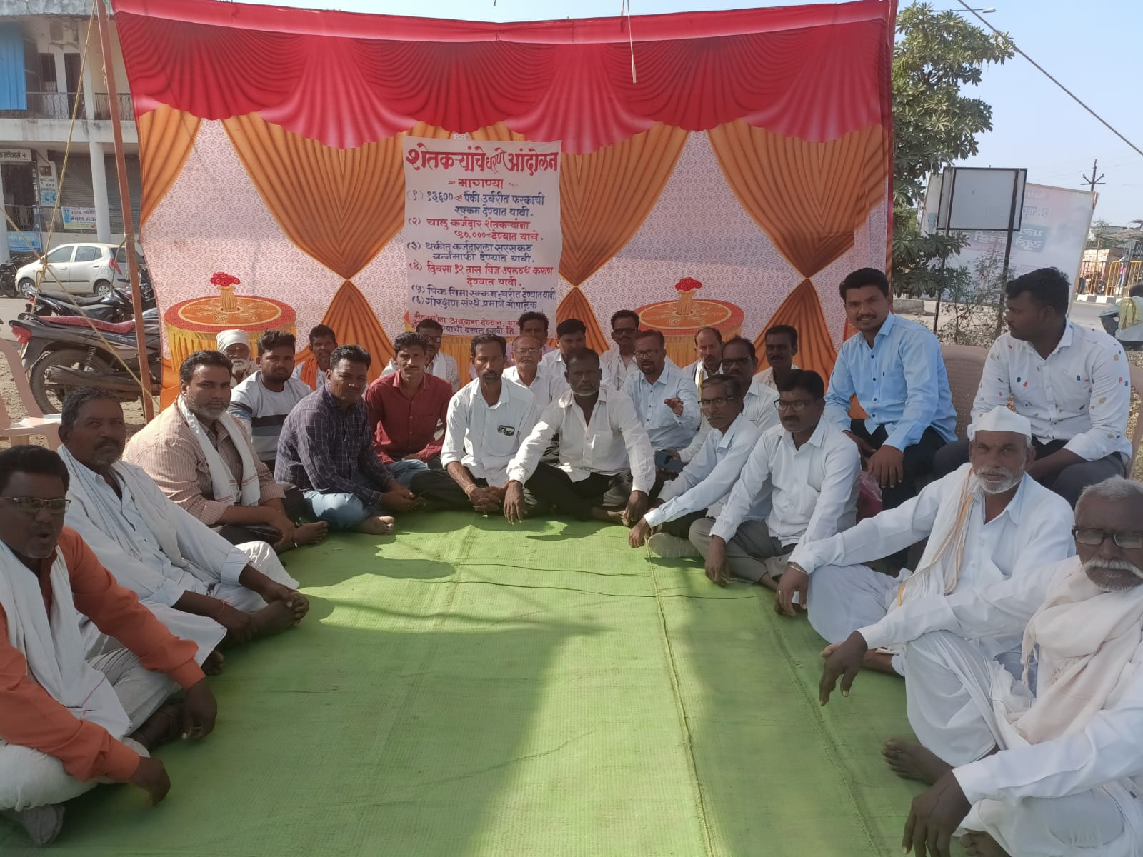 Read more about the article राळेगांव तालुक्यातील शेतकऱ्यांचे तहसील कार्यालया समोर चौथा दिवस झोपीच सोंग घेणाऱ्या प्रशासनाला जाग कधी येणार धरणे आंदोलन