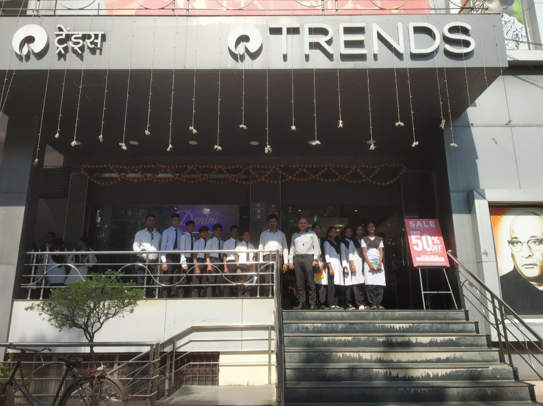 Read more about the article ज्यूबली शाळेच्या विद्यार्थ्यांची रिलायन्स ट्रेन्डस ला क्षेत्रभेट”