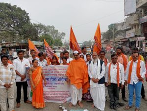 Read more about the article खड्डे बुजविण्यासाठी खड्डयांचे श्राध्द घातले महाराष्ट्र नवनिर्माण सेनेचे पुसद नाका चौकात रास्ता रोको आंदोलन रस्ता त्वरित करा अन्यथा तीव्र आंदोलन छेडू-मनिष डांगे