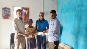 Read more about the article अनाथ झालेल्या कुटुंबाला मदत करत  तरुणांनी जपली माणुसकी