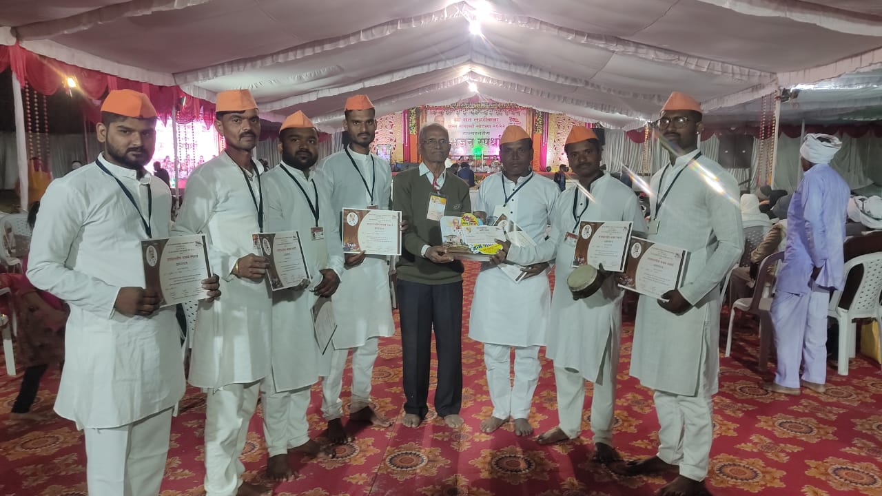 Read more about the article राज्यस्तरीय खंजरी भजन स्पर्धेत रिधोरा गावाला प्रथम पुरस्कार