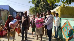 Read more about the article सरपंच वणीस घोसले यांच्या हस्ते गरजूंना ब्लॅंकेटचे वाटप