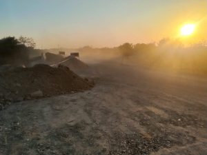 Read more about the article रस्त्यावरील उडणाऱ्या धुळीमुळे नागरिकांचे आरोग्य धोक्यात, औरंगाबाद माहूर महामार्गावरील प्रकार