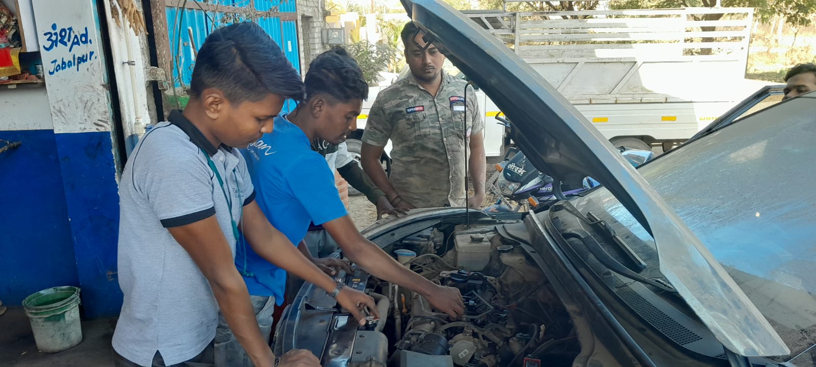 Read more about the article ऑटोमोबाइल क्षेत्रात जिल्हा परिषद हायस्कूल ची इंटर्नशिप पूर्ण,चूरडी येथे व्यवसाय शिक्षक व प्राचार्य यांची इंटर्नशिप दरम्यान प्रत्यक्ष भेट