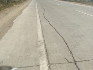 Read more about the article ढाणकी शहराजवळून जात असलेल्या महामार्गाला पडत असलेल्या भेगावर लोकप्रतिनिधी गप्प की, “मोनम सर्वसाधनम हेतुपुरेसर अर्थपूर्ण दुर्लक्षम”