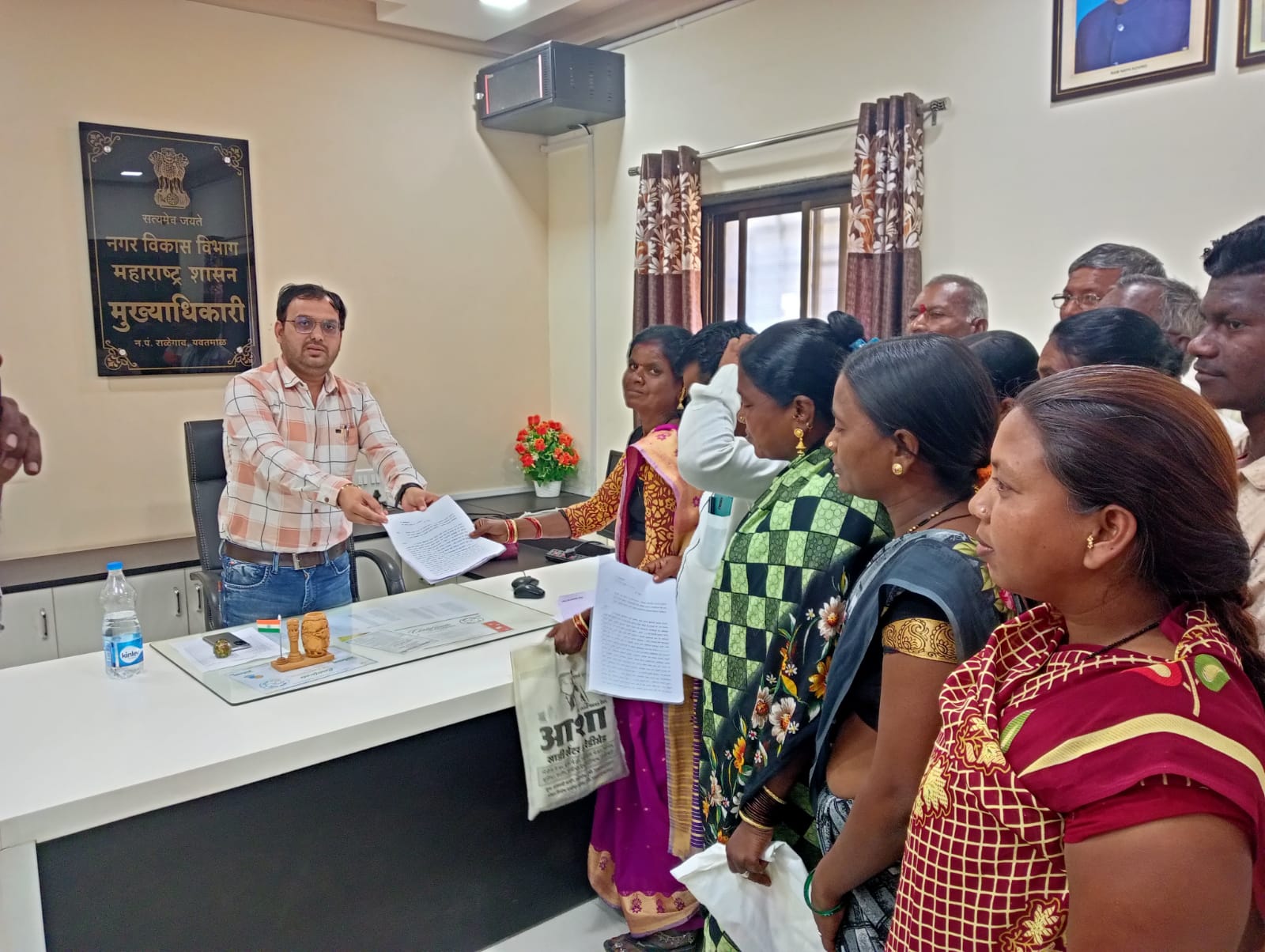 Read more about the article प्रधानमंत्री आवास योजना सरकारी जागेवरील पात्र लाभार्थी कुटुंबाच्या घराचे मोजणी सर्वेक्षण विना विलंब करून घरकुलाचा प्रश्न निकाली काढा संघर्ष समितीकडून मुख्य अधिकारी यांना निवेदन