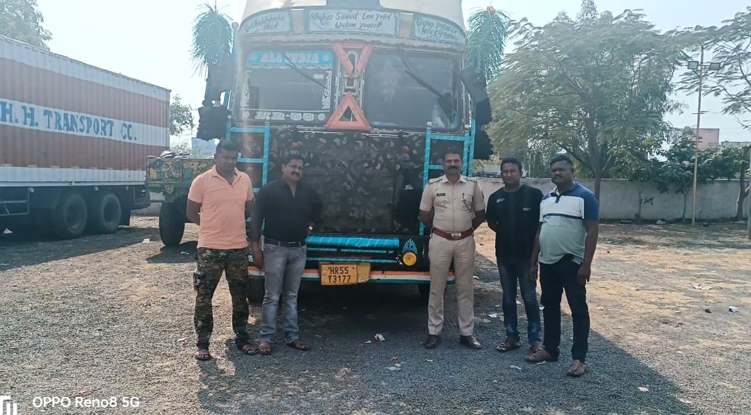 Read more about the article म्हशीं घेऊन जाणाऱ्या कंटेनरवर वडकी पोलिसांची कारवाई,51 लाखाच्या मुद्देमालासह चार आरोपी ताब्यात