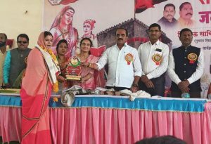 Read more about the article राळेगाव येथील  सौ .संतोषीताई राजजी वर्मा  कर्तृत्व पुरस्काराने सम्मानित