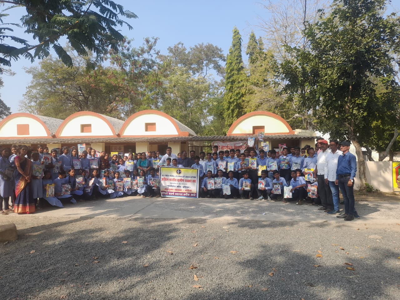 Read more about the article शालेय विद्यार्थ्यांना शैक्षणिक परीक्षा विषयक साहित्य भेट     अखिल भारतीय ग्रामीण पत्रकार संघाचा अभिनव उपक्रम