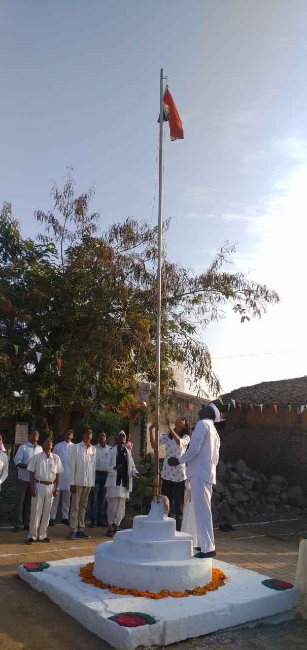 Read more about the article खेमजई ग्रामपंचायतचा अभिनव निर्णय,झेंडा वंदनाचा मान सरपंच ऐवजी दहावी बारावीमध्ये उच्च गुण घेणाऱ्या विद्यार्थ्याला