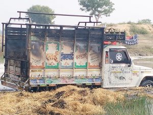 Read more about the article तनीस भरलेल्या वाहनाला विद्यूतताराच्या स्पर्शाने लागली आग