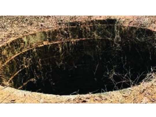 Read more about the article विहिरीच्या काठावर गप्पा मारणे बेतले जीवावर, तोल गेला अन…..