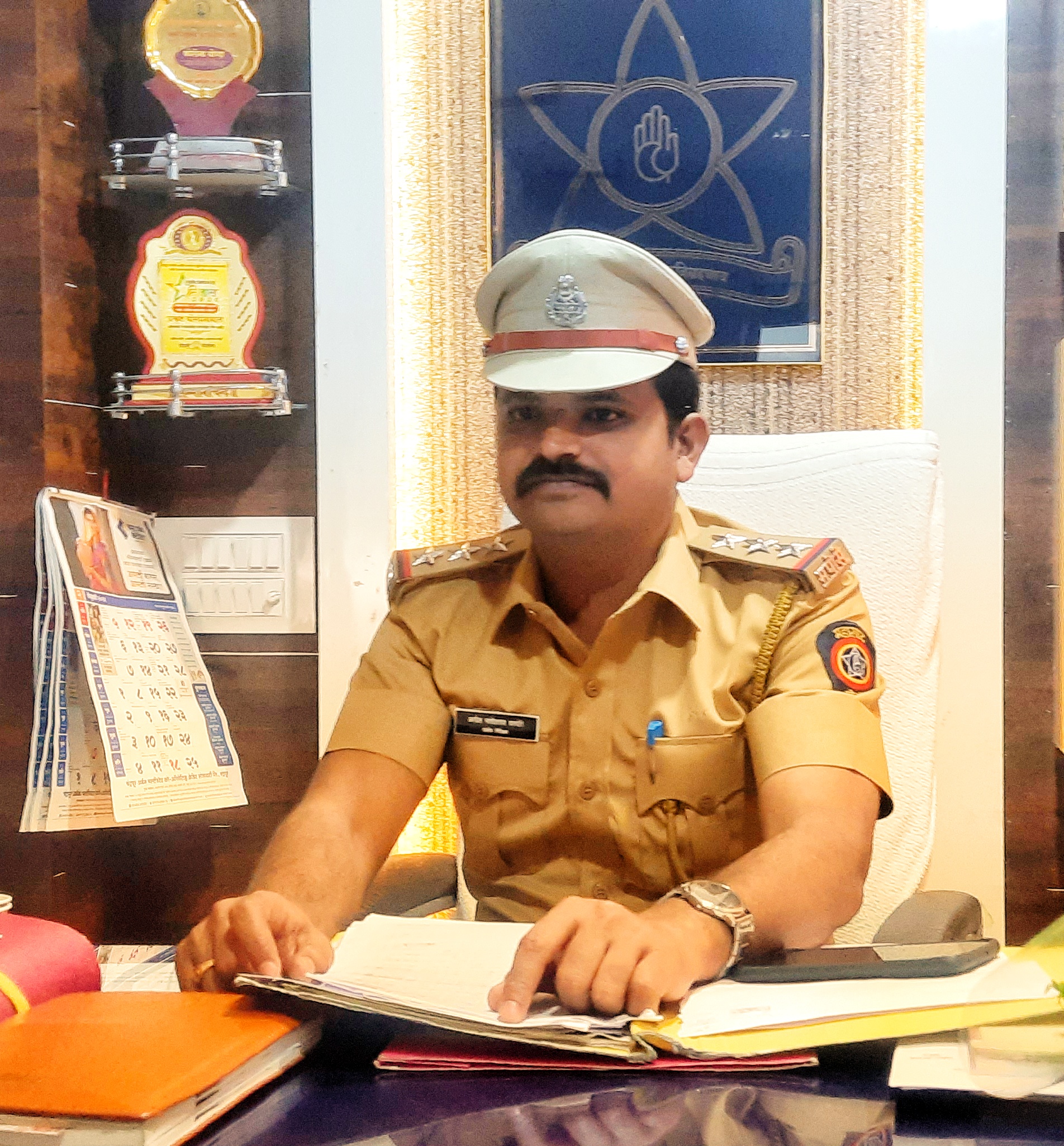 Read more about the article कायदा व सुव्यवस्था चोख ठेऊन अवैध धंद्यांना आळा घालणार: वरोरा पोलीस स्टेशन चे नवनियुक्त ठाणेदार अमोल काचोरे