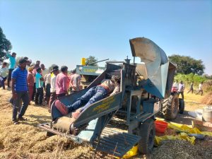 Read more about the article थ्रेशर मशीनमध्ये सापडून युवकाचा दुदैवी मृत्यु,चेक नवेगाव येथील घटना