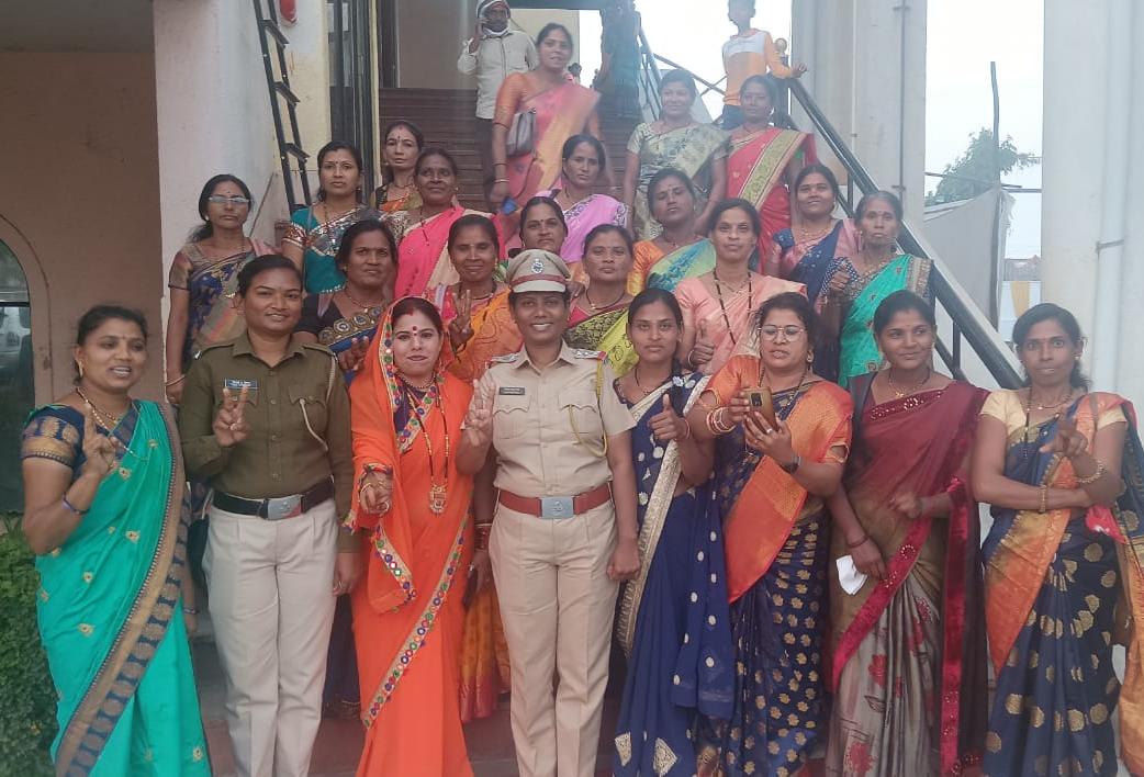 Read more about the article विविध क्षेत्रातील कर्तुत्वान महीलांचा सत्कार!,(रियांश मल्टिट्रेड कंपनीचा सेमीनार ‘हेल्थ अवैरनेस प्रोग्राम’)