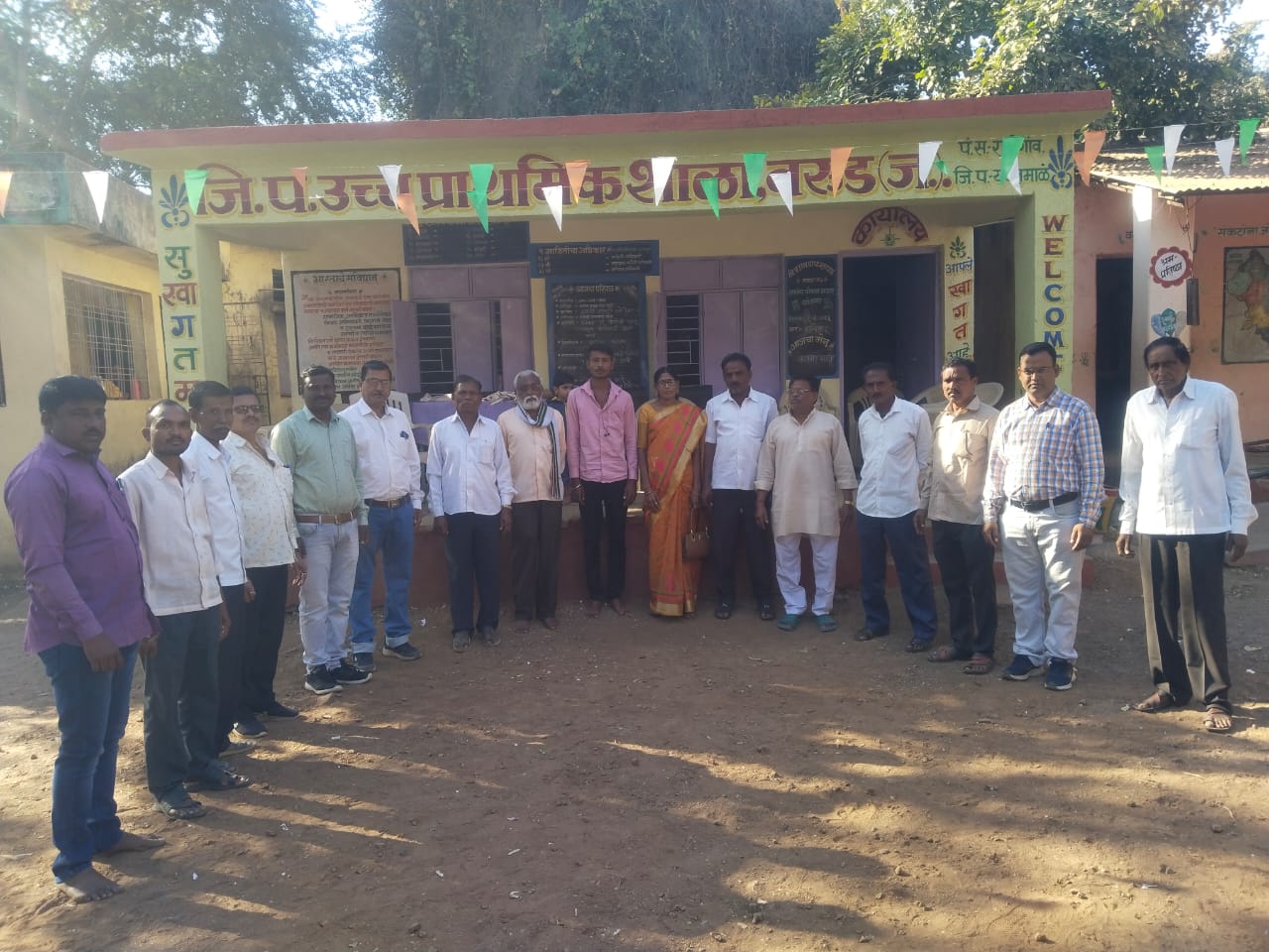 Read more about the article स्व. मानसिंग वडते स्मृतीदिनानिमित्त वरूड जहांगीर येथील शाळेत बुक पेन वाटप आणि शिक्षकांचा सत्कार