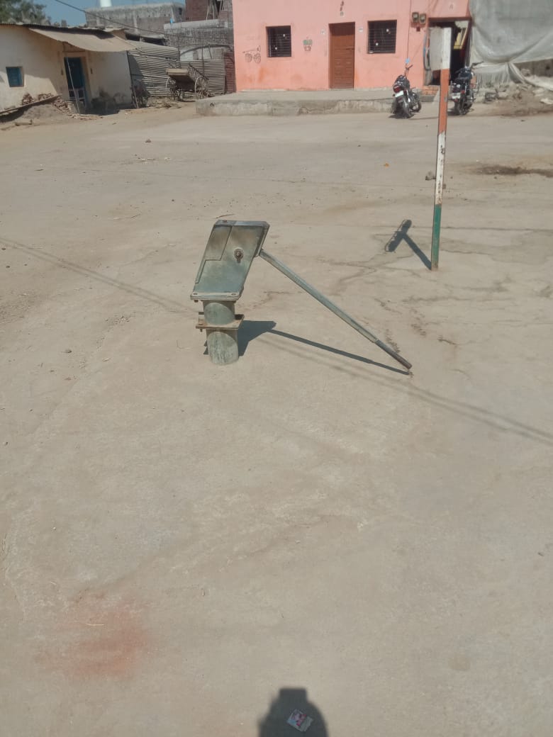 Read more about the article ढाणकी शहराची तहान भागवणारे  हातपंप मोजतात अखेरच्या घटका