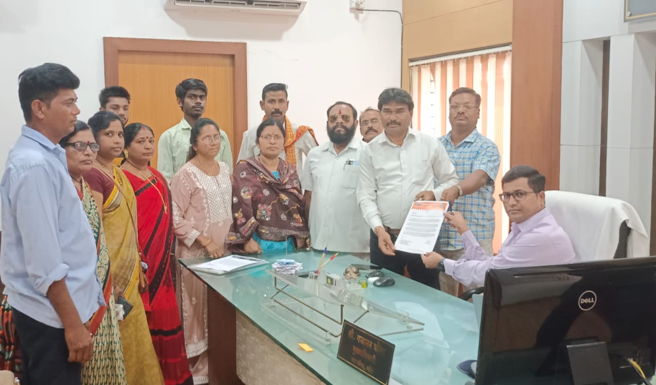 Read more about the article वरोरा शहरातील जनता शुद्ध पिण्याच्या पाण्यापासून वंचित,महाराष्ट्र नवनिर्माण सेनेने मुख्याधिकारी यांना दिलेल्या निवेदनातून दिला आंदोलनाचा इशारा