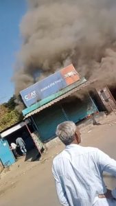 Read more about the article महावितरण कार्यालयाजवळ असलेल्या ऑइल च्या दुकानाला आग ,लाखोंचे नुकसान