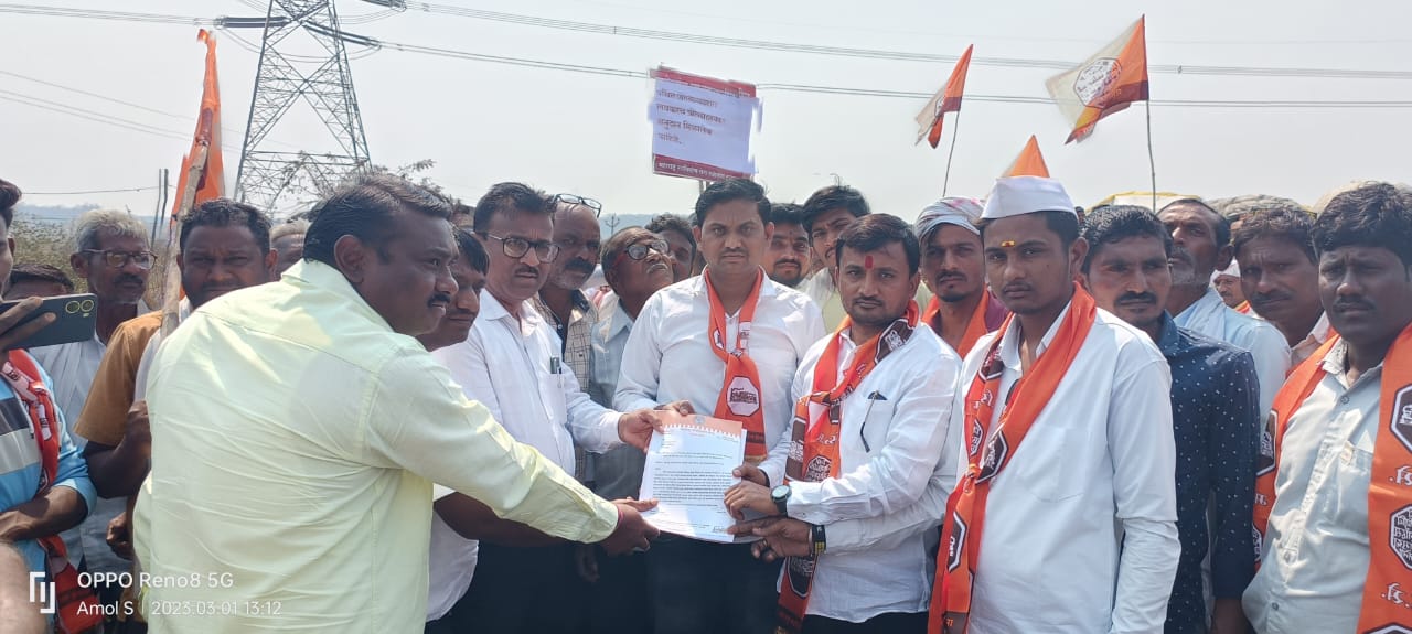 Read more about the article शेतकऱ्यांच्या प्रश्नावर मनसे आक्रमक,चक्काजाम ला उत्स्फूर्त प्रतिसाद (कापसाला१० हजार रुपये भाव देण्यासह पिक विमाअनुदान तत्काळ देण्याची मागणी)