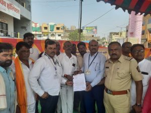 Read more about the article हिमायतनगर रेल्वेगेट ते परमेश्वर मंदिर कमान अंतर्गत रस्त्यांच्या प्रलंबित कामासाठी एक तास रास्ता रोको आंदोलन