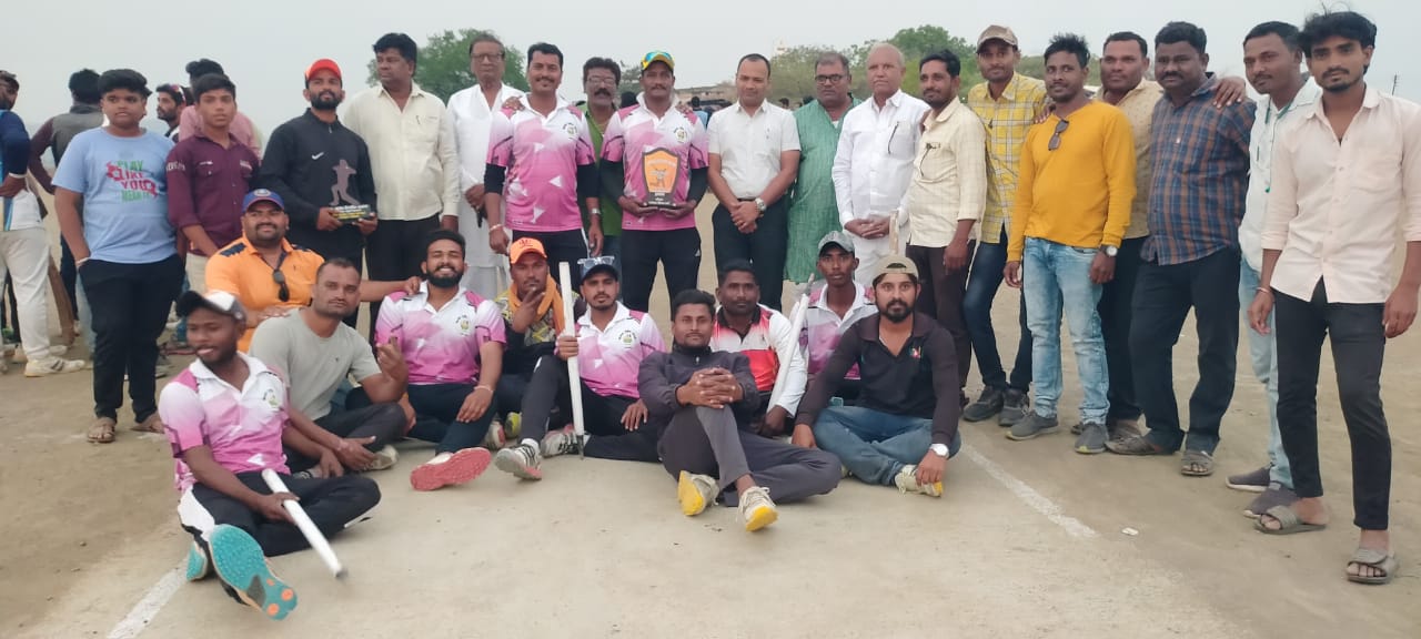 Read more about the article ढाणकी येथील क्रिकेट सामन्यात यवतमाळ संघाने प्रथम पारितोषिक जिंकून मारली बाजी