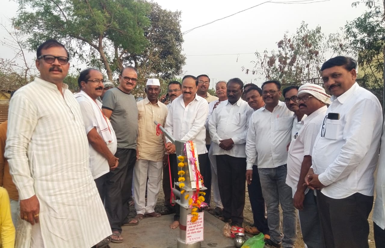 Read more about the article स्व. शांताबाई हिरालालजी गांधी यांच्या जयंतीनिमित्य प्रभाग 8 मध्ये मातानगर हँडपंपचे लोकापर्ण स्वीकृत नगरसेवक नंदकुमार गांधी यांच्या वैयक्तीक निधीतून (मंगेश राऊत नगरसेवक यांच्या मातानगर प्रभाग क्र. 8 हॅन्डपंपचे लोकापर्ण)