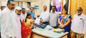 Read more about the article नाईक चौक ते सुभाष चौकाचे रस्त्याचे काम त्वरित करा भाजप ज्येष्ठ नागरिक आघाडी व ओबीसी मोर्चाचे तहसीलदार व नगरपरिषदेला निवेदन