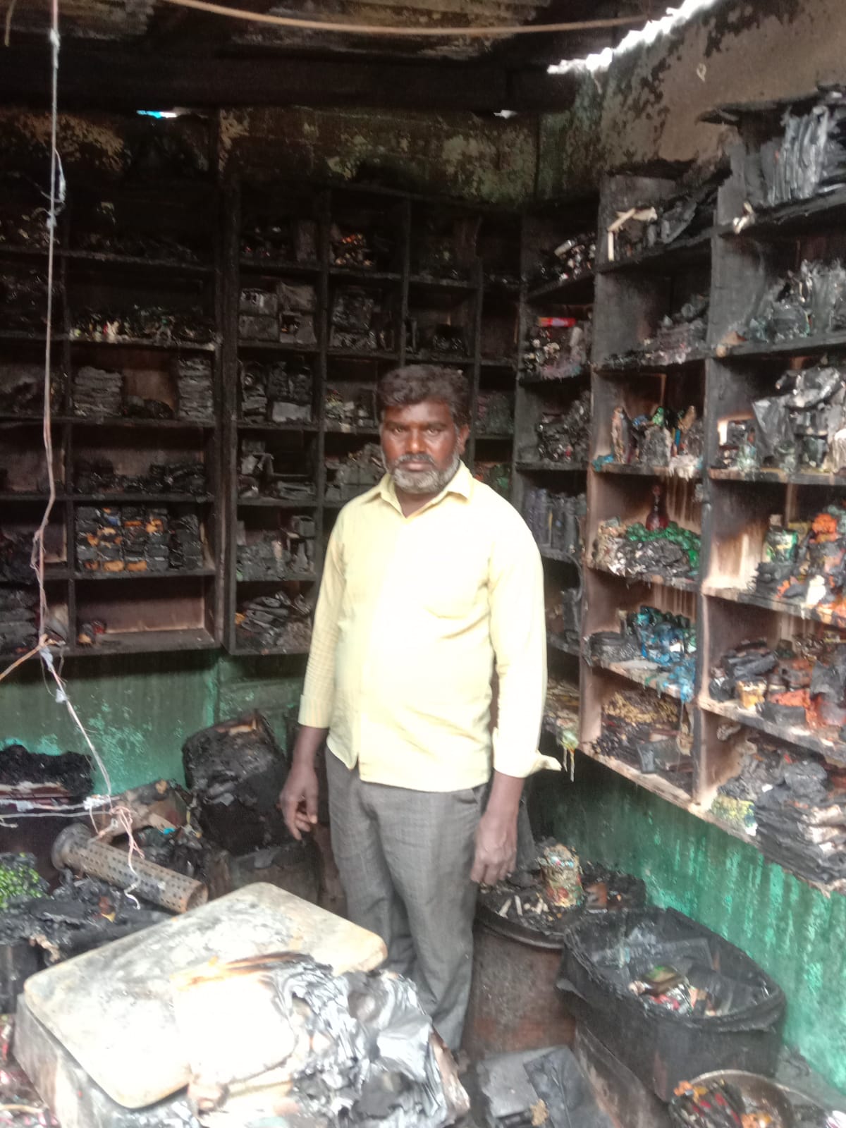 Read more about the article मध्यरात्रीच्या सुमारास सरसम येथील दुकानाला भीषण आग; 5 लाखाचे नुकसान सर्व सामान जळून खाक.