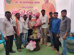 Read more about the article नितीन भाऊ भुतडा मित्रपरिवार मेट च्या वतीने वाढदिवसाच्या हार्दिक शुभेच्छा देण्याकरिता पोहचले विक्रम राठोड व सहकारी मित्र मंडळ