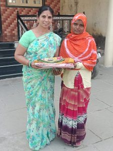 Read more about the article ढाणकी शहरातील कचरा संकलन करणाऱ्या महिलेला साडीचोळी देऊन केली कृतज्ञता व्यक्त