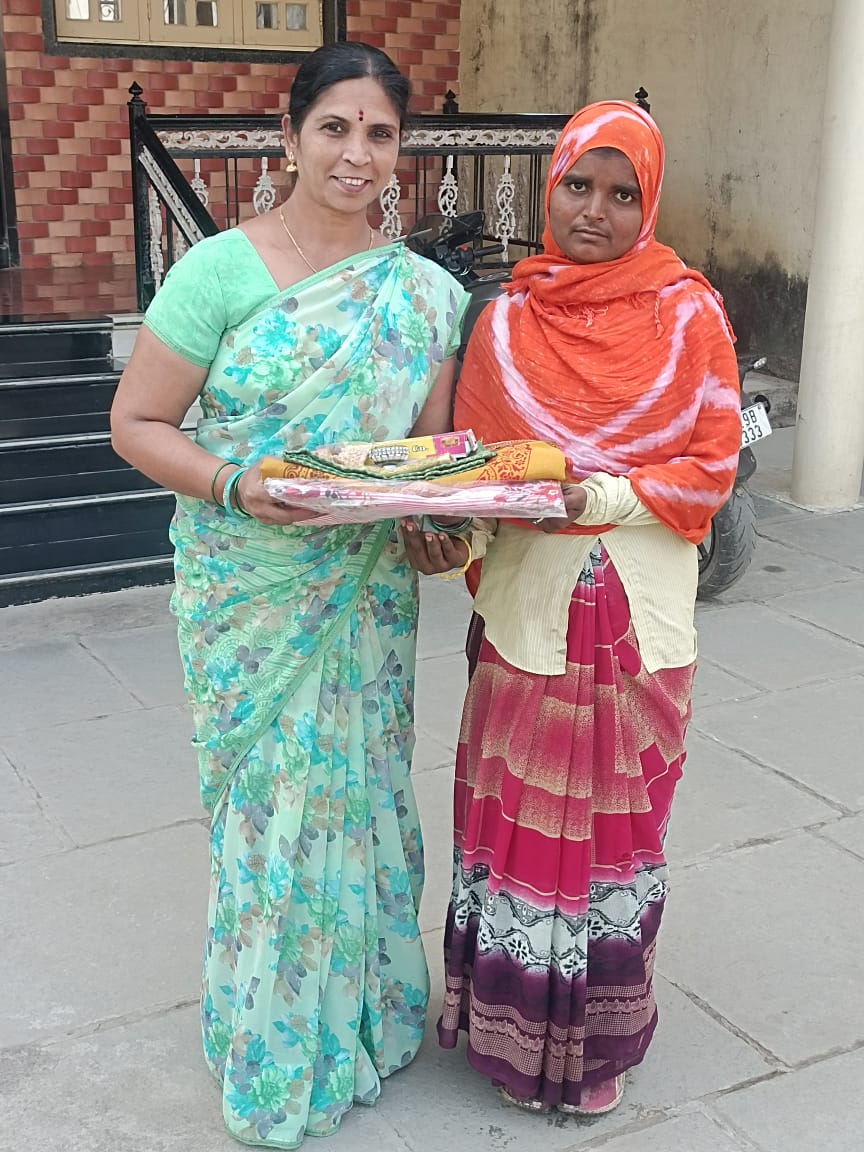 Read more about the article ढाणकी शहरातील कचरा संकलन करणाऱ्या महिलेला साडीचोळी देऊन केली कृतज्ञता व्यक्त