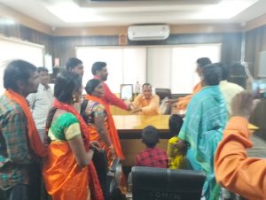 Read more about the article वाशीम शहरातील जीवघेण्या पिण्याचे पाण्याचा पुरवठ्याबाबत मुख्याधिकारी नगर परिषद यांना दुषित पाण्याच्या बाटल्या सप्रेम भेट देउन निषेध-मनसे