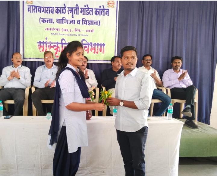 Read more about the article महाविद्यालयीन अध्यक्ष पदावर निवड झाल्याबद्दल   राहूल मानमोडे  याचा सत्कार