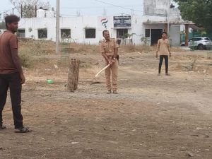 Read more about the article बिटरगाव ( बु) चे ठाणेदार यांनी क्रिकेट खेळून महाविद्यालयीन तरुणांची पोलिसांप्रती असलेली भीती केली दूर:: विद्यार्थ्यांना केले महाराष्ट्र लोकसेवा आयोग या परीक्षे संदर्भात केले मार्गदर्शन