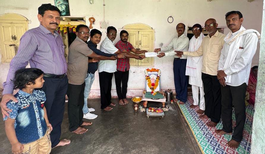 Read more about the article तेरवीच्या खर्चातून गरजूंना मदत ठेंगे परिवाराचा एक आदर्श सामाजिक संदेश !