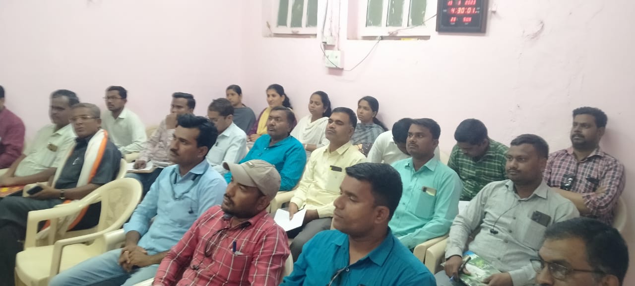 Read more about the article उमरखेड तहसीलदार श्री देऊळगावकर साहेब यांनी कर्मचाऱ्यांची बैठक बोलावून तात्काळ नुकसानीचा पंचनामा करण्याचे दिले  आदेश