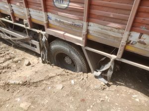 Read more about the article वारंवार होत असलेल्या खोदकामामुळे फसतायत वाहने नगरपंचायतने काढावा कायम तोडगा.