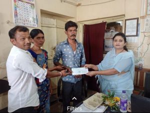 Read more about the article मध्यवर्ती सहकारी बँक संचालिका वर्षा राजेंद्र तेलंगे यांच्या हस्ते शेतकऱ्याच्या कुटुंबियांना मदत म्हणूनतीन लाखांच्या चेकचा वाटप