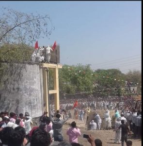 Read more about the article धुलीवंदनाच्या दिवशी गोटमार,आगळीवेगळी परंपरा जपत आहे बोरी वासीय