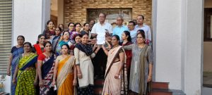 Read more about the article विठ्ठलवाडी भागातील महिलांचे पक्क्या रस्त्यांसाठी आमदारांना निवेदन