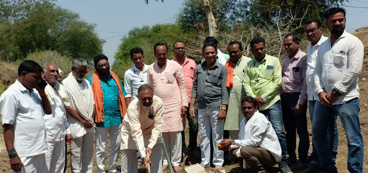 Read more about the article आट्रीच्या नाल्यावर 32 मीटर 200 लांबीचा सिमेंट बंधाऱ्यामुळे एनआरपीच्या विहिरीची पाणी पातळी वाढणार.<br>आट्रीच्या नाल्यावर सिमेंट बंधाऱ्याचे भूमिपूजन.