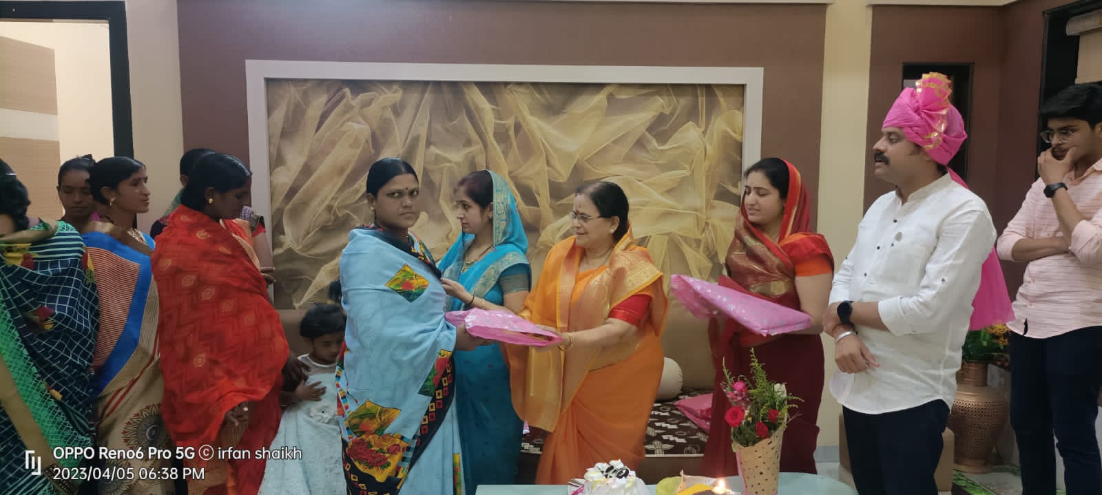 Read more about the article महिला सफाई कामगारांना साडीचोळी देऊन भारतीय जनता पार्टीचे शहराध्यक्ष रोहित वर्मा यांनी केला वाढदिवस साजरा