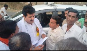 Read more about the article चिंचवडी ते निंगनूर रस्त्याबद्दल व निंगनूर ते दगडथर रत्याचे काम लवकरात लवकर चालू करण्यात यावे : संजय भाऊ राठोड पालकमंत्री यांना निवेदन